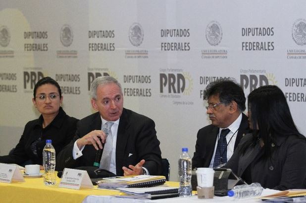 El investigador de la Universidad de Columbia, Edgardo Buscaglia, participó en la plenaria del PRD. Foto Cuartoscuro