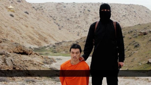Imagen del video supuestamente difundido este sábado por el Estado Islámico con la ejecución del rehén japonés, Kenji Goto. Foto Ap