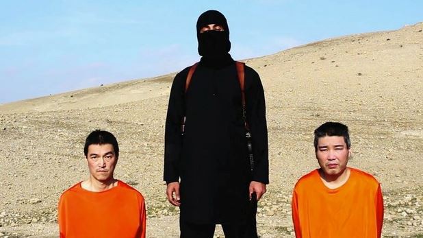 El Estado Islámico publicó un video en Internet en el que muestra a dos supuestos rehenes japoneses y exigió 200 millones de dólares al gobierno de ese país para salvar sus vidas. Foto Ap
