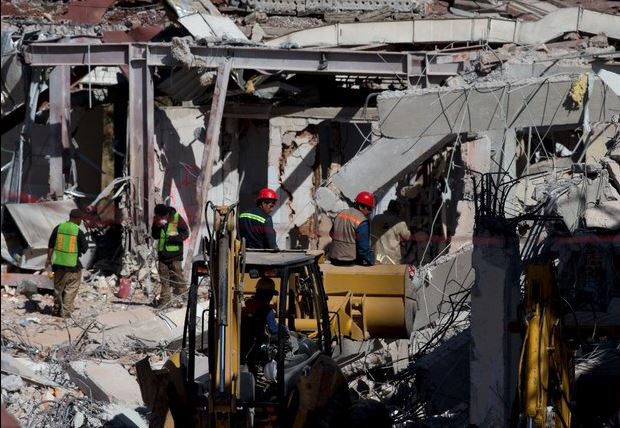 Trabajadores continúan las labores de remoción de escombros este viernes, a un día de la explosión en el Hospital Materno Infantil de Cuajimalpa. Foto Ap