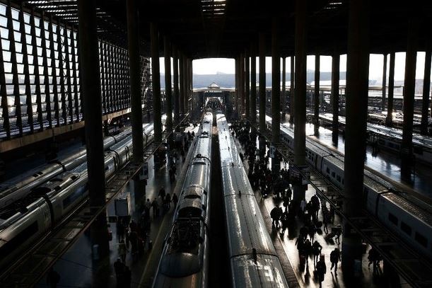 La estación de Atocha fue desalojada luego que un hombre amenazó con suicidarse con explosivos. Foto Reuters