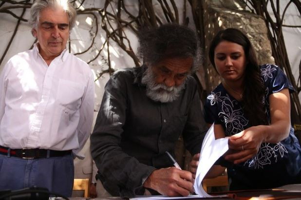El pintor Francisco Toledo al firmar los documentos de cesión del Iago. Foto: La Jornada