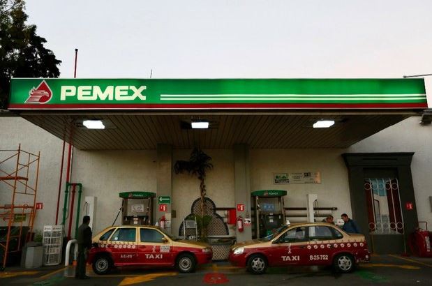 Gasolinera en la ciudad de México. Foto Reuters