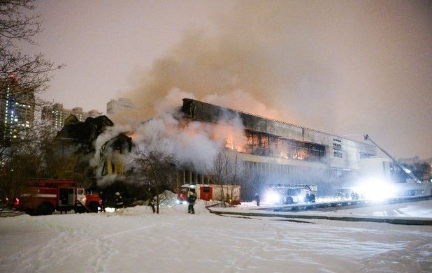 Despúes de 17 horas, bomberos logran sofocar el fuego de la principal biblioteca de Moscú, Rusia. Foto Ap