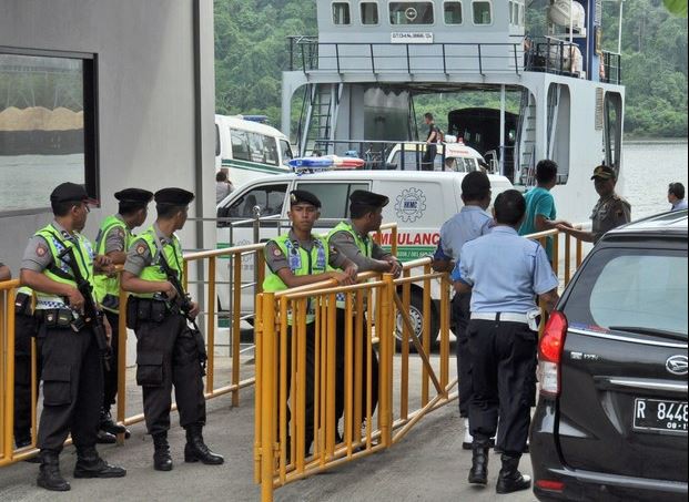 Traslado de ambulancias a la isla Nusakambangan, en Indonesia, lugar donde fueron ejecutadas seis personas acusadas de narcotráfico. Foto Ap