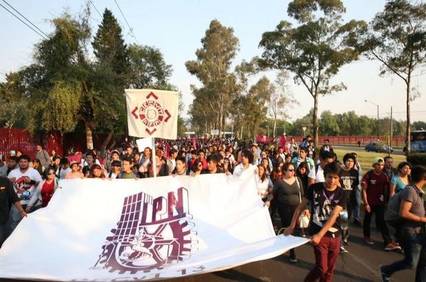 Marcha de estudiantes politécnicos esta tarde en demanda de la destitución de directivos. Foto: La Jornada