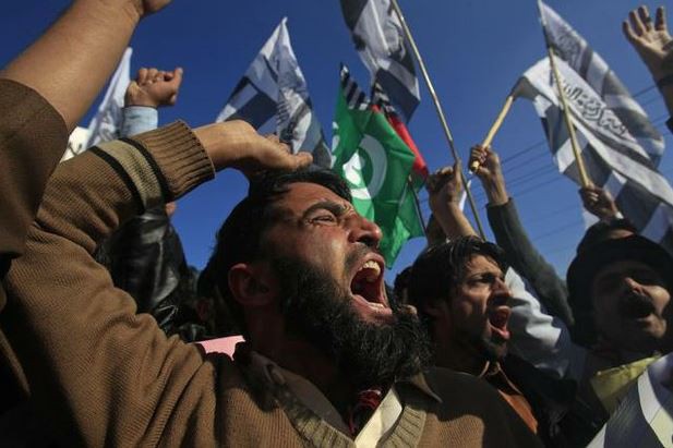 Islamitas protestaron en Pakistán contra el semanario satírico francés 'Charlie Hebdo', cuya portada más reciente muestra una caricatura del profeta Mahoma. Foto Reuters