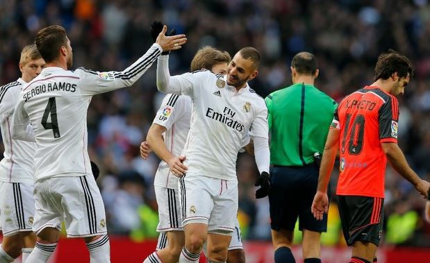 Karim Benzema celebra la victoria sobre el Real Sociedad en el estadio Santiago Bernabeau en Madrid. Foto Ap