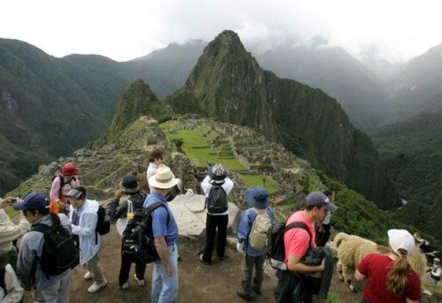 Machu 01.jpg El sitio precolombino Machu Picchu, del cual este jueves se cumple un siglo de su descubrimiento, recibe miles de visitantes durante el año, situación que lo pone en riesgo. Foto Ap