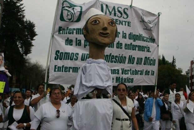 Marcha de enfermeros en el Distrito Federal. Foto Guillermo Sologuren