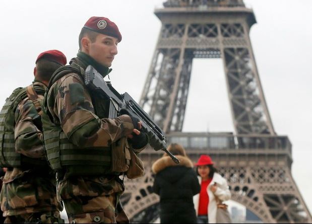 Militares franceses patrullan los alrededores de la Torre Eiffel, en París, como parte del plan Vigipirate. Foto Reuters