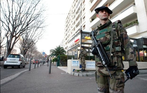 Al exterior de la mezquita de la Marsella, ubicada al sur de Francia, soldados vigilan el exterior. Foto Ap