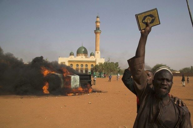 Las protestas en Niamey contra la caricatura del profeta Mahoma publicada por el semanario satírico francés 'Charlie Hebdo' dejaron varios daños en esta ciudad. Foto Reuters