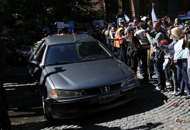 El cortejo fúnebre del fiscal Nisman fue custodiado por la Policía Federal, y acompañado por una larga caravana de autos. Foto Reuters
