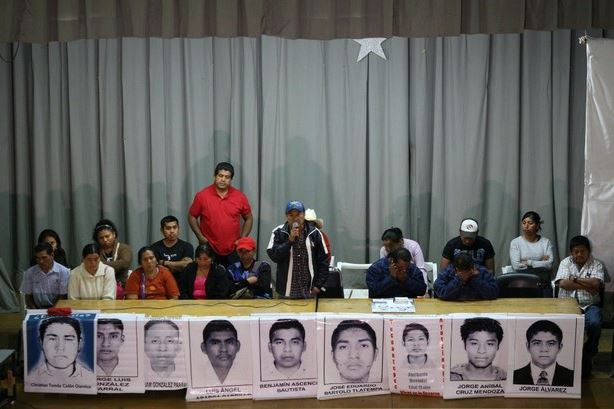 Familiares de los normalistas desaparecidos en Ayotzinapa, en conferencia de prensa este viernes en el auditorio de la sección 9 de la CNTE. Foto Pablo Ramos
