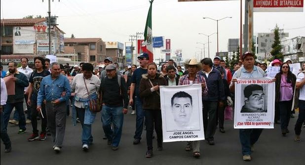 Marcha de padres de normalistas y vecinos de Ixtapaluca. Foto Javier Salinas