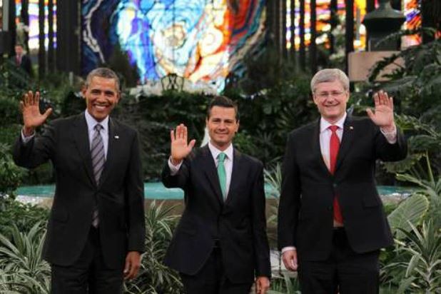 Enrique Peña Nieto acompañado de Barack Obama, presidente de Estados Unidos, y Stephen Harper, primer ministro de Canadá, en la Cumbre de Líderes de América del Norte, el 19 de febrero de 2014. Foto Presidencia