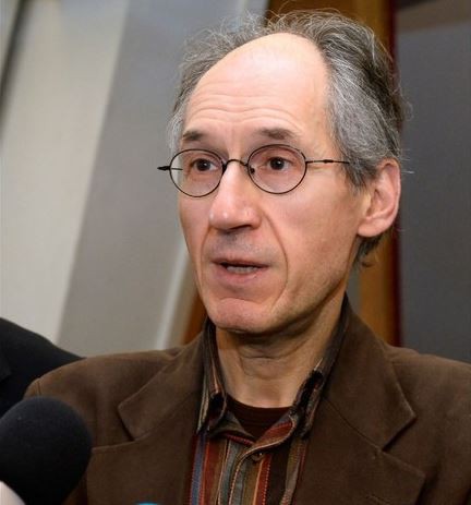El abogado del semanario satírico Charlie Hebdo, Richard Malka, dice que en la revista “nos burlamos de nosotros, de las políticas, de las religiones, es un estado de ánimo”. Foto AP/Archivo