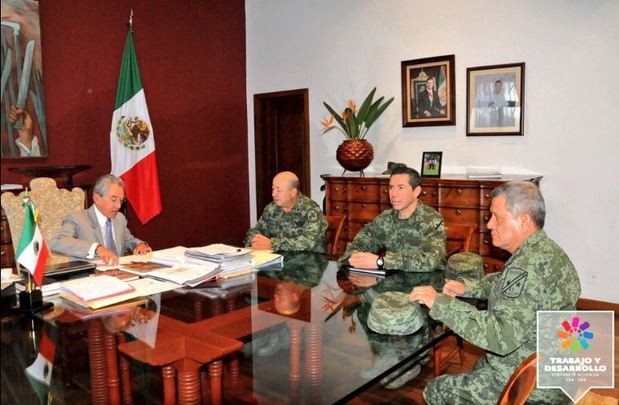 El gobernador de Michoacán, Salvador Jara, se reunió con los mandos militares del estado, los generales Felipe Gurrola, Francisco Morales y Jaime Contreras. Foto tomada del Twitter @SJara_gobmich