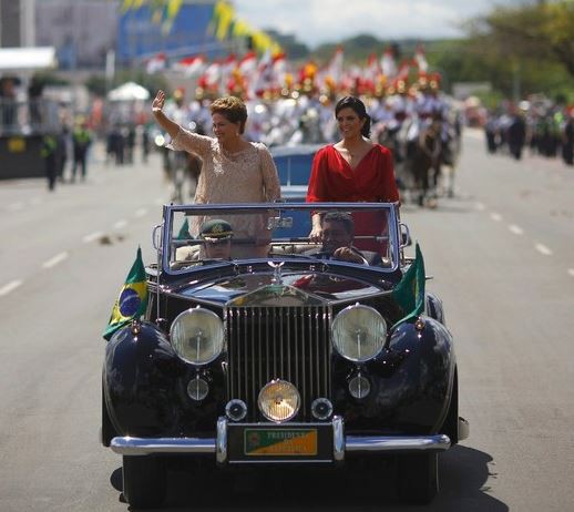 La presidenta de Brasil, Dilma Rousseff y su hija Paula se dirigen al Congreso donde la mandataria asumió un segundo periodo presidencial este jueves. Foto Reuters