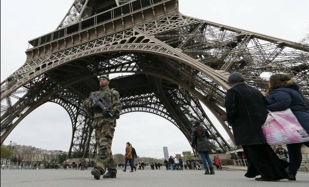 La vigilancia fue reforzada en las principales zonas de París tras los ataques a Charlie Hebdo. Foto Reuters