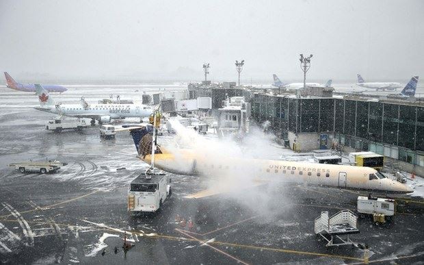 Miles de vuelos han sido cancelados en la costa este de Estados Unidos por las nevadas. En la imagen, la terminal de LaGuardia. Foto Ap