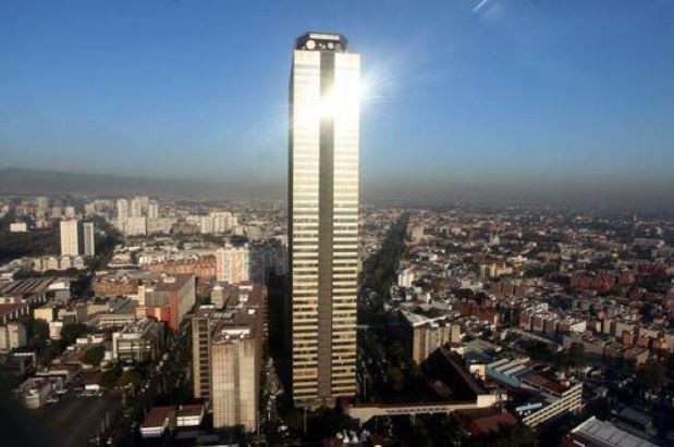 Vista aérea de la Torre de Pemex en la ciudad de México. Foto La Jornada