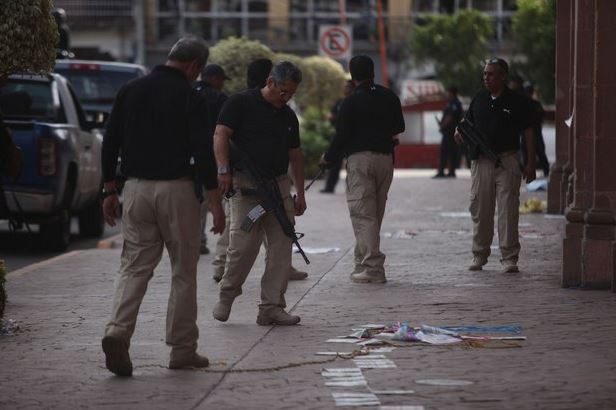 Agentes en la zona del tiroteo en Apatzingán el pasado 6 de enero. Foto Cuartoscuro / Alan Ortega