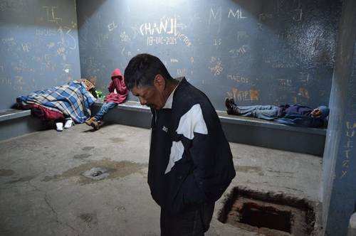 Los separos de la dirección de seguridad pública de San Luis de La Paz, Guanajuato, se encuentran en pésimas condiciones. No tienen baños y los infractores deben defecar en una fosa; no hay personal en el servicio de enfermería y las cámaras de vigilancia no funcionan.Foto Carlos García