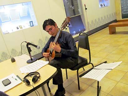 Durante la transmisión el alumno e intérprete de guitarra, Moisés Acosta, tocó Balletto, Estrellita y Sonata, entre otras piezas del compositor fresnillense ■ foto: La Jornada Zacatecas
