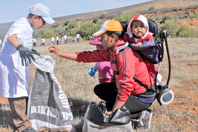 Personal del Cozcyt y la Semarnat, así como sus familiares, acudieron al predio para retirar la basura asentada en el lugar ■ fotoS: RAFAEL DE SANTIAGO