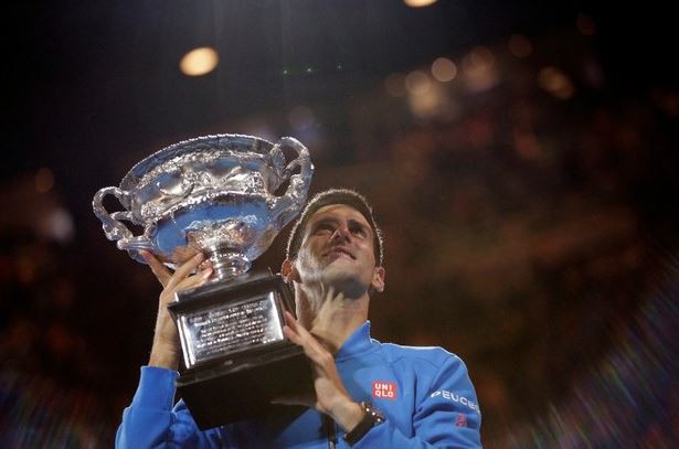 El ganador serbio Novak Djokovic posa con el trofeo del Abierto de Australia. Foto Ap