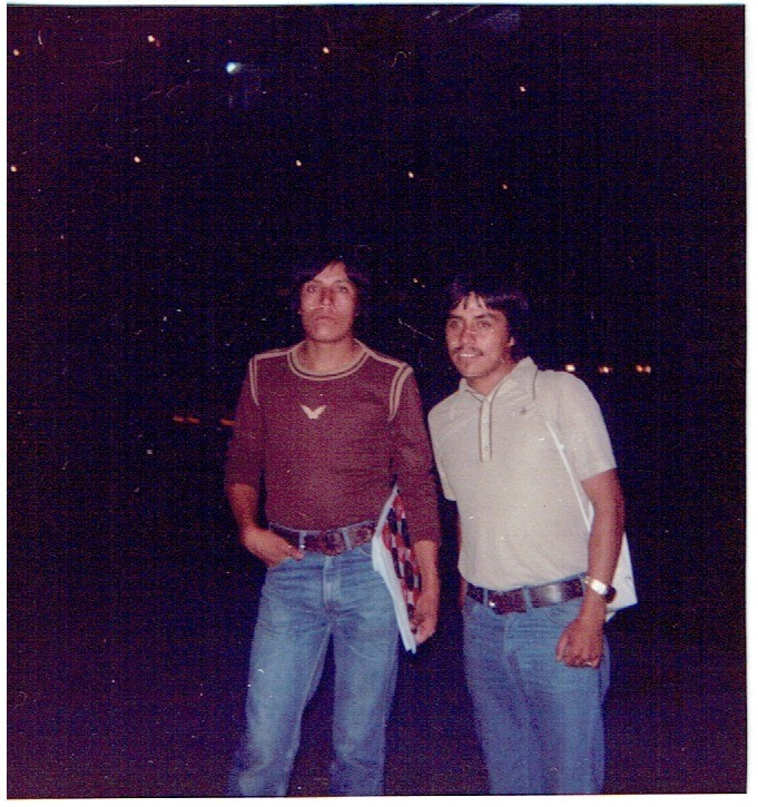 Lorenzo y su compadre, Manuel Oliva, verdaderos aferrados al rock de aquí, en imagen tomada en 1977, luego de un concierto donde tocaron Toncho Pilatos, Spiders, Morty y Todos, Naftalina, La Sole y dostrés en Guadalajara