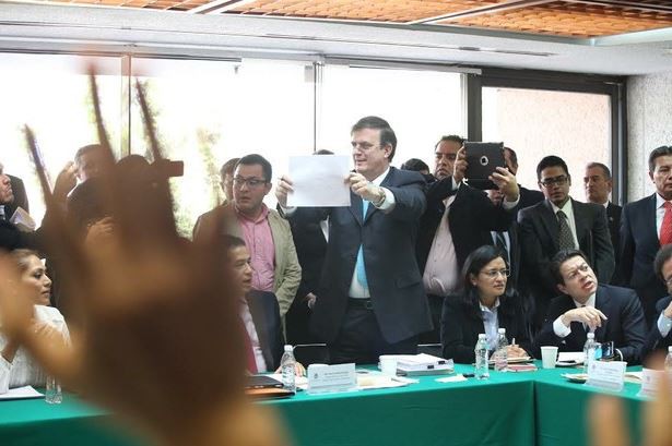 El ex jefe de gobierno Marcelo Ebrard se presentó al informe de la Comisión de Diputados sobre Línea 12, con un cartel en el que pedía derecho de audiencia en San Lázaro. Foto Jesús Villaseca
