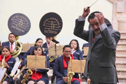 Anuncian la realización del Festival de Bandas Sinfónicas de Zacatecas. En la imagen, Salvador García y Ortega, director de la agrupación zacatecana ■ foto: alma ríos