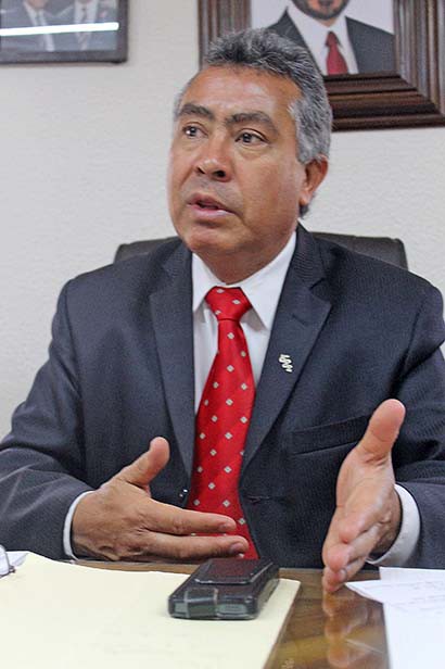 Salvador Castillo, secretario general del SNTSS, informó que se busca la construcción de dos unidades médicas en la capital del estado ■ FOTO: RAFAEL DE SANTIAGO