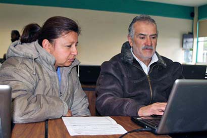 La Secretaría de Educación de Zacatecas (Seduzac) brindó asesoría a padres de familia para realizar el trámite ■ FOTO: LA JORNADA ZACATECAS