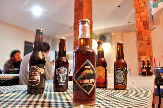 La Cerveza Chacualco se distribuye en poco más de una veintena de establecimientos, entre bares, restaurantes, y otros ■ FOTO: andrés sánchez