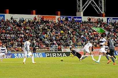 Aspectos del enfrentamiento desarrollado en el Estadio Francisco Villa de la capital zacatecana ■ FOTOS: ANDRÉS SÁNCHEZ