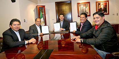Miguel Alonso tuvo reunión con el líder del Sutsemop, Armando Moreira ■ FOTO: LA JORNADA ZACATECAS