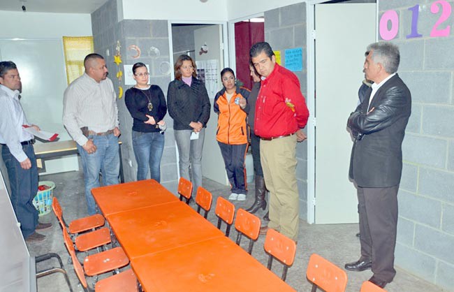 Supervisión de la entrega del mobiliario a cargo de las autoridades ■ foto: La Jornada Zacatecas