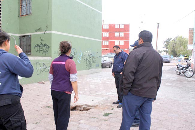 Ante la solicitud de los habitantes, autoridades municipales realizaron una nueva revisión a la colonia ■ FOTO: SUSANA ZACARÍAS