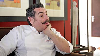 El chef internacional compartió algunas de sus experiencias de vida con La Jornada Zacatecas. La herencia culinaria le viene tanto de sus abuelas como de su madre, quienes le inculcaron la pasión por el buen comer y el gusto por preparar los alimentos, expuso ■ FOTOs: MIGUEL ÁNGEL NÚÑEZ