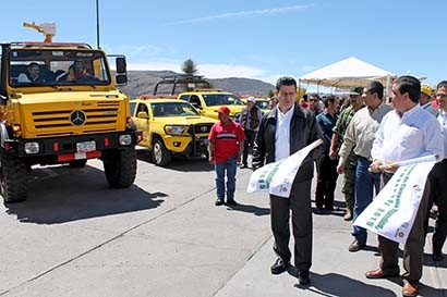El Ejecutivo estatal dio el banderazo de salida a nuevas unidades para el combate a siniestros en zonas forestales ■ FOTO: RAFAEL DE SANTIAGO
