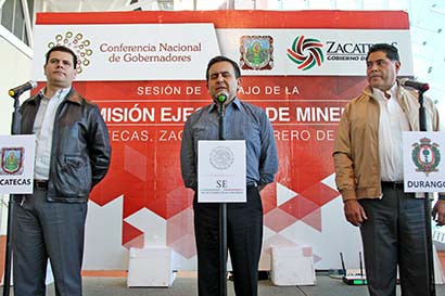 Conferencia de prensa otorgada por el gobernador del estado, Miguel Alonso; el secretario de Economía, Ildefonso Guajardo, y el mandatario estatal de Durango, Jorge Herrera Caldera ■ foto: andrés sánchez
