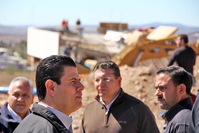 Miguel Alonso Reyes, durante su visita a los trabajos de construcción del puente de acceso a Ciudad Administrativa ■ foto: andrés sánchez