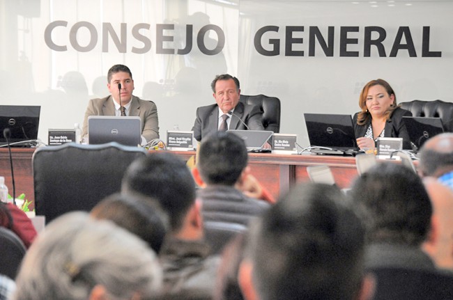 Al centro Virgilio Rivera Delgadillo, consejero presidente del IEEZ, durante sesión del órgano comicial ■ foto: La Jornada Zacatecas
