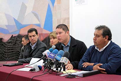 Legisladores del PRD y el diputado federal Javier Salinas ofrecieron conferencia de prensa este lunes ■ FOTO: ERNESTO MORENO
