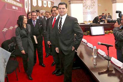 Este lunes Miguel Alonso asistió a la reunión de la Conago, realizada en Toluca, en la que participaron 21 mandatarios estatales; acudió Ángeles Fromow Rangel ■ FOTO: LA JORNADA ZACATECAS