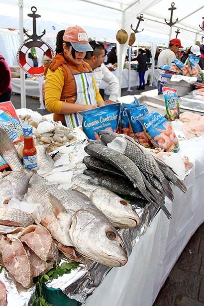 Verificadores supervisan tanto el peso como los precios de los productos del mar que se expenden en la plaza Bicentenario ■ foto: andrés sánchez
